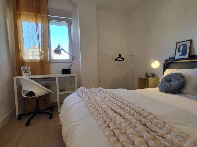Habitación en piso de 5 habitaciones en Alicante