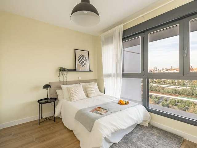 Habitación en piso de 5 habitaciones en alquiler, Almendrales, Madrid