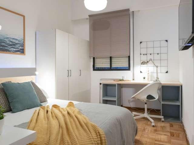 Habitación en piso de 5 habitaciones en alquiler en Casa de Campo, Madrid