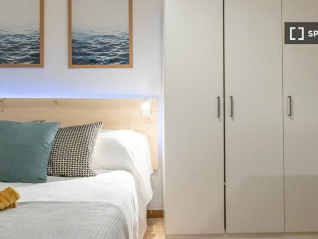 Habitación en piso de 5 habitaciones en alquiler en Casa de Campo, Madrid