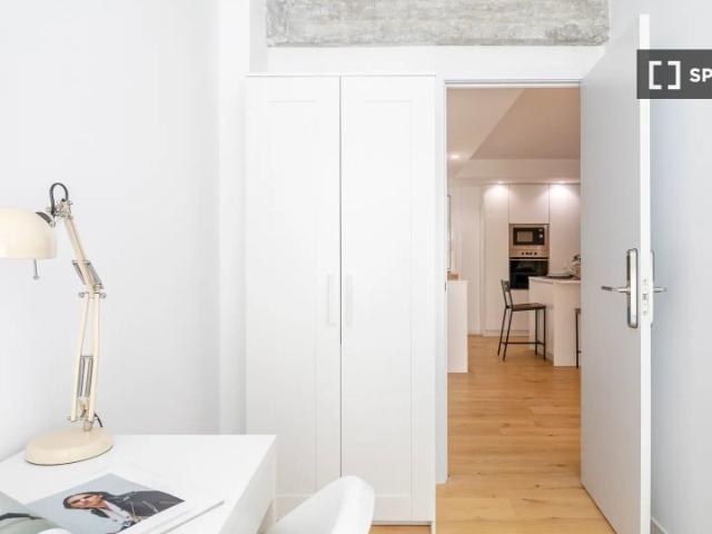 Habitación en piso de 5 habitaciones en alquiler en Alicante