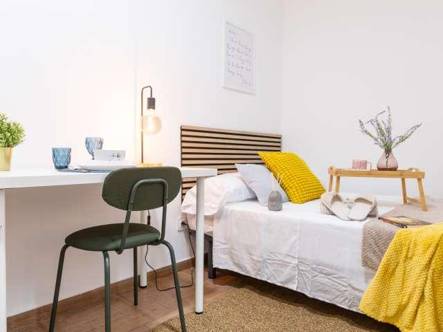 Habitación en piso de 5 habitaciones en alquiler en Embajadores, Madrid