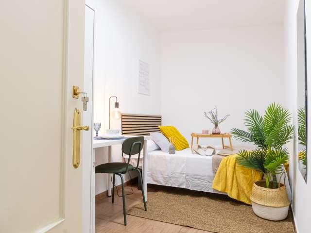 Habitación en piso de 5 habitaciones en alquiler en Embajadores, Madrid