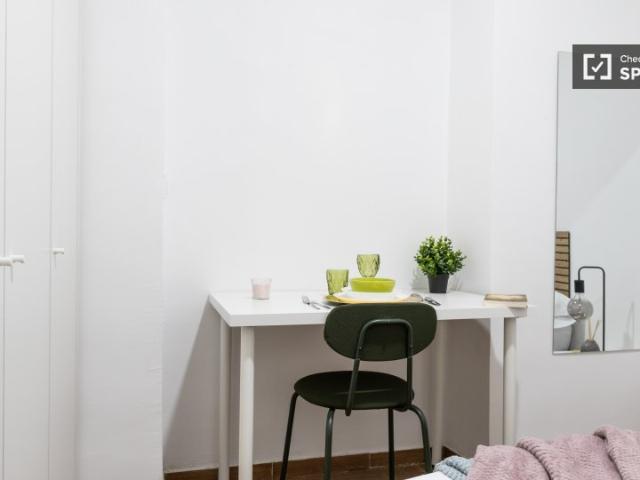 Habitación en piso de 5 habitaciones en alquiler en Embajadores, Madrid