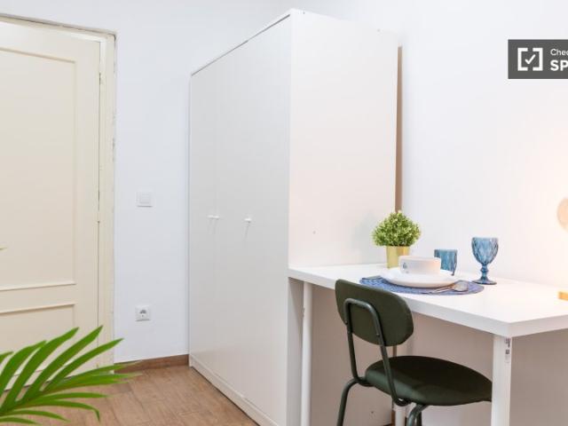 Habitación en piso de 5 habitaciones en alquiler en Embajadores, Madrid
