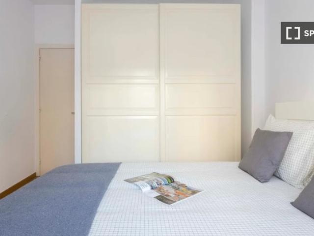 Habitación en piso de 5 habitaciones en alquiler en Les Corts