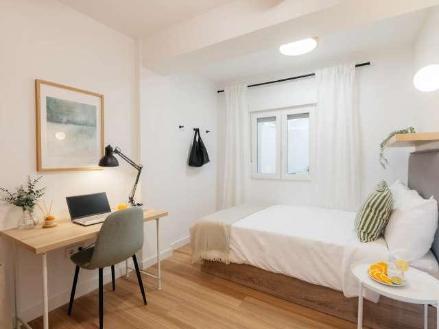 Habitación en piso de 5 habitaciones en alquiler en Nou Moles, Valencia