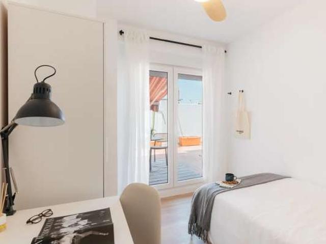 Habitación en piso de 5 habitaciones en alquiler en Nou Moles, Valencia