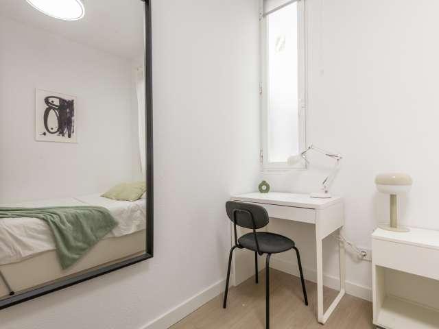 Habitación en piso de 5 habitaciones en alquiler en Palacio, Madrid