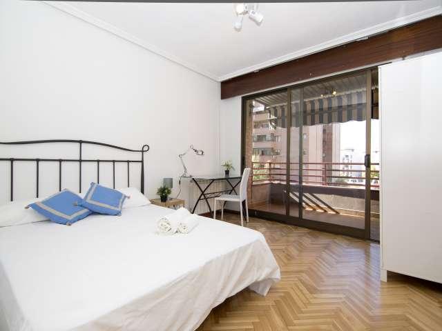 Habitación en piso de 5 habitaciones en alquiler en Peñagrande, Madrid