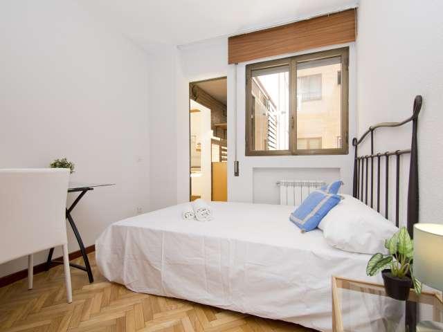 Habitación en piso de 5 habitaciones en alquiler en Peñagrande, Madrid