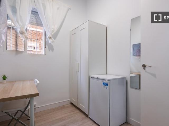 Habitación en piso de 5 habitaciones en alquiler en Puerta del Ángel, Madrid