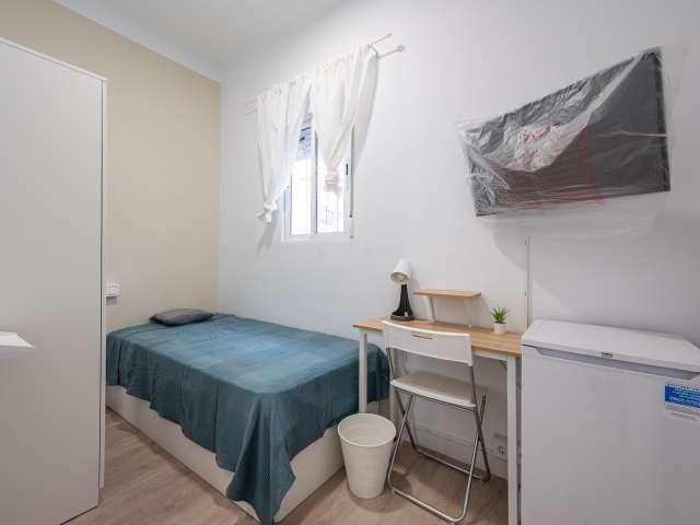 Habitación en piso de 5 habitaciones en alquiler en Puerta del Ángel, Madrid