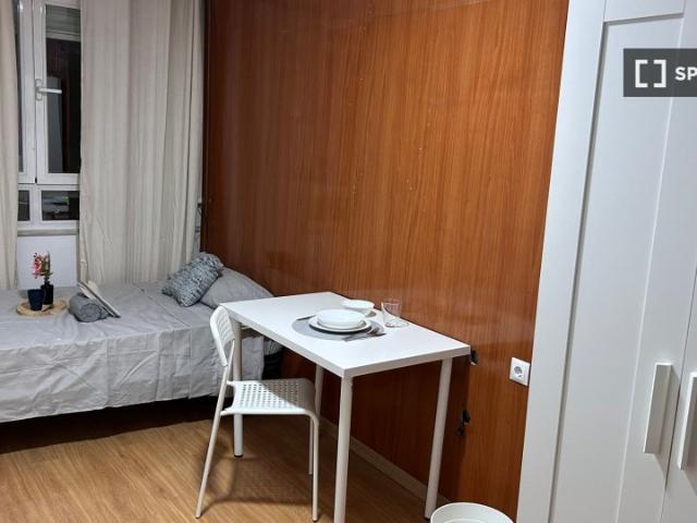 Habitación en piso de 5 habitaciones en Moscardó, Madrid