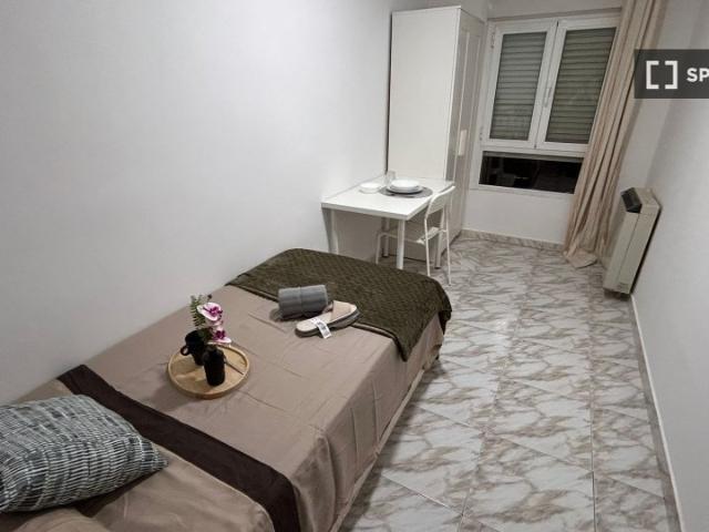 Habitación en piso de 5 habitaciones en Moscardó, Madrid
