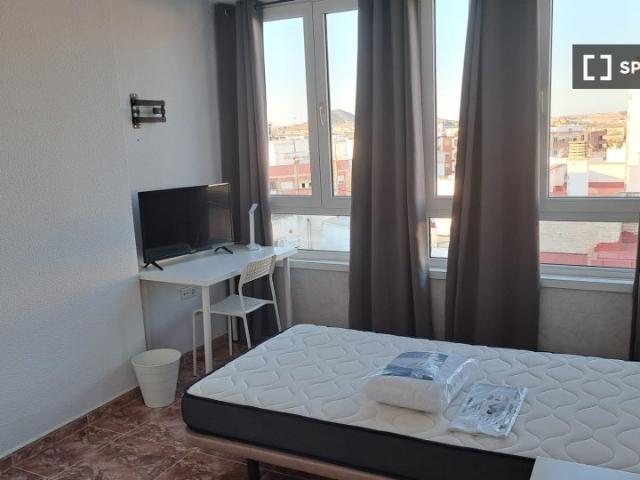 Habitación en piso de 6 habitaciones en alquiler en Cartagena