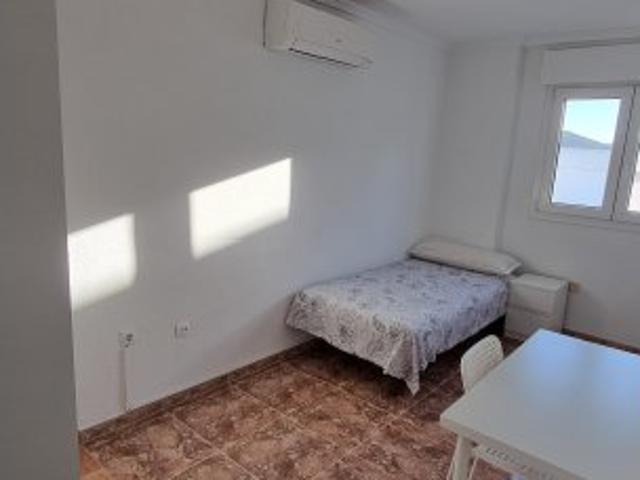 Habitación en piso de 6 habitaciones en alquiler en Cartagena