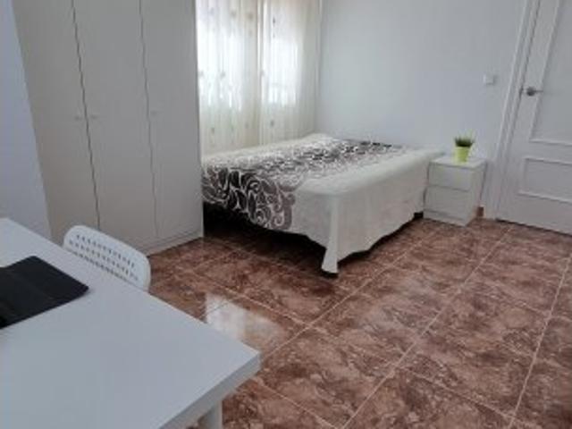 Habitación en piso de 6 habitaciones en alquiler en Cartagena