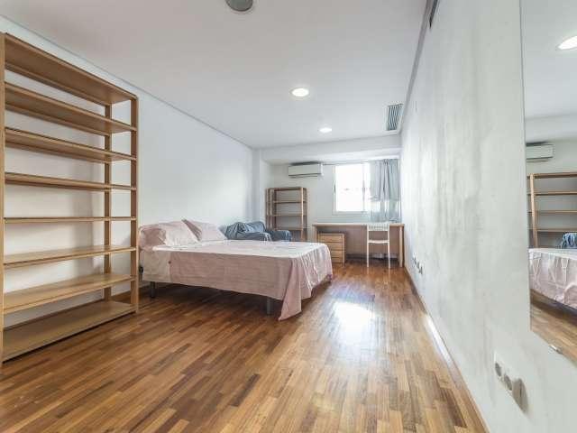 Habitación en piso de 6 habitaciones en alquiler en Els Orriols, Valencia