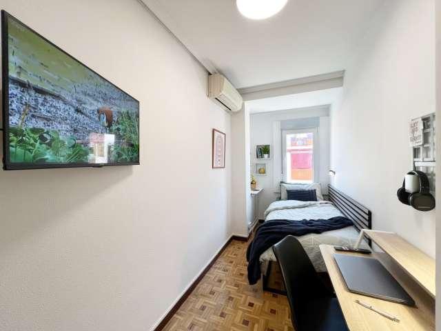 Habitación en piso de 6 habitaciones en alquiler en Fuente del Berro, Madrid