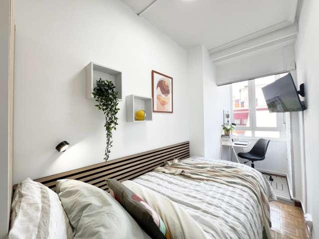 Habitación en piso de 6 habitaciones en alquiler en Fuente del Berro, Madrid