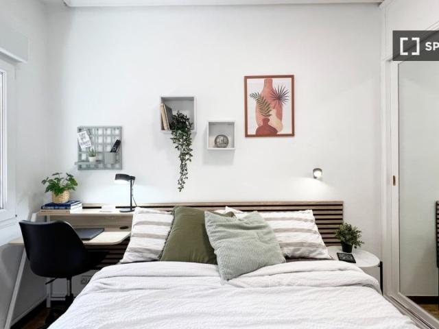 Habitación en piso de 6 habitaciones en alquiler en Fuente del Berro, Madrid