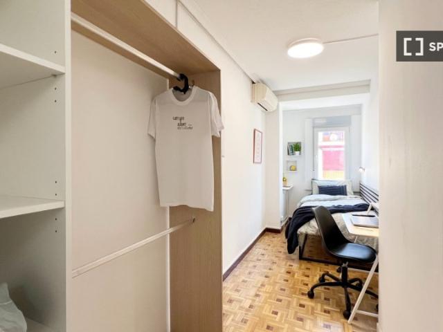 Habitación en piso de 6 habitaciones en alquiler en Fuente del Berro, Madrid