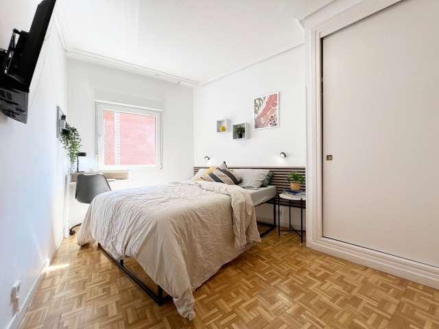 Habitación en piso de 6 habitaciones en alquiler en Fuente del Berro, Madrid