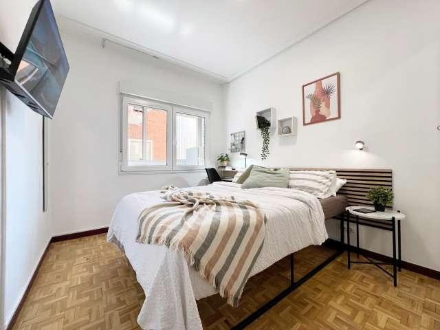 Habitación en piso de 6 habitaciones en alquiler en Fuente del Berro, Madrid