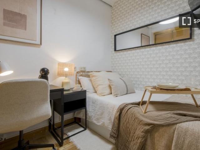 Habitación en piso de 6 habitaciones en alquiler en Jerónimos, Madrid