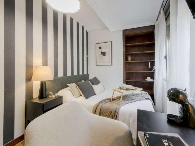 Habitación en piso de 6 habitaciones en alquiler en Jerónimos, Madrid