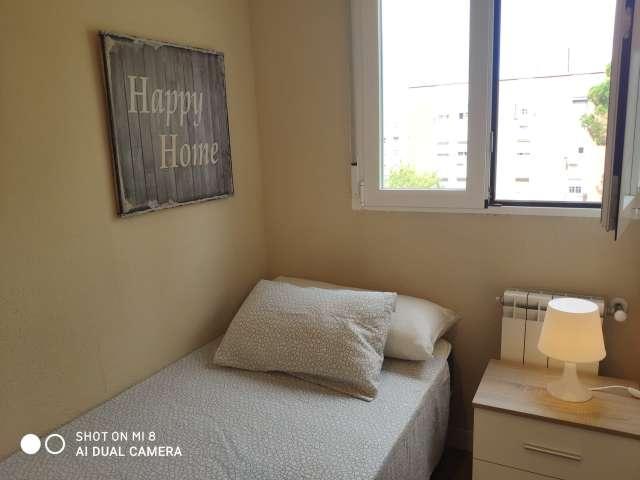 Habitación en piso de 6 habitaciones en alquiler en Palomeras Bajas