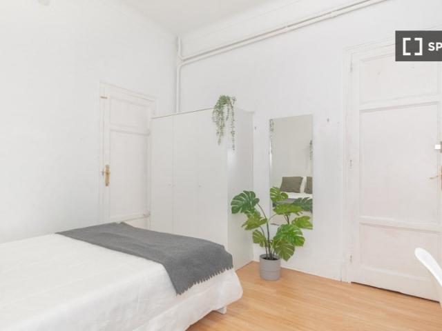 Habitación en piso de 8 habitaciones en alquiler en Sant Antoni, Barcelona