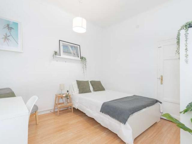 Habitación en piso de 8 habitaciones en alquiler en Sant Antoni, Barcelona