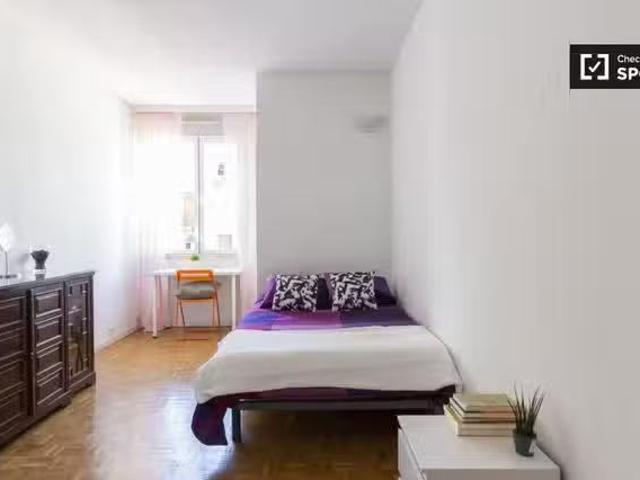 Habitación en piso de 9 habitaciones en alquiler en Gaztambide.