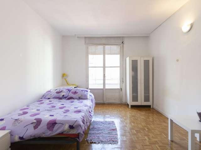 Habitación en piso de 9 habitaciones en alquiler en Gaztambide, Madrid