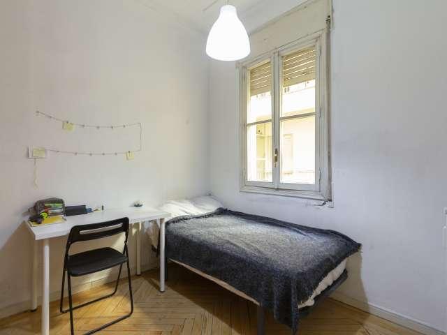 Habitación en piso de 9 habitaciones en alquiler en Gaztambide, Madrid
