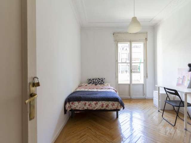 Habitación en piso de 9 habitaciones en alquiler en Gaztambide, Madrid