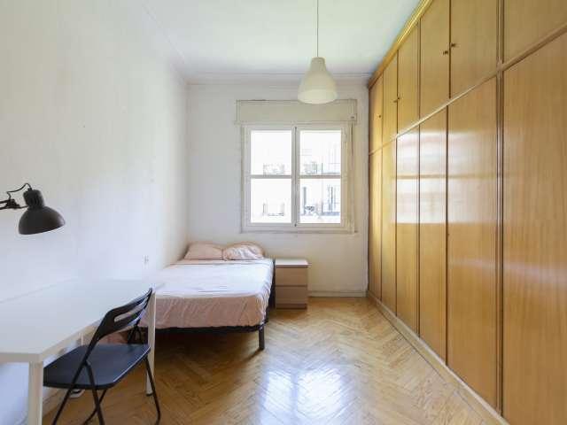 Habitación en piso de 9 habitaciones en alquiler en Gaztambide, Madrid