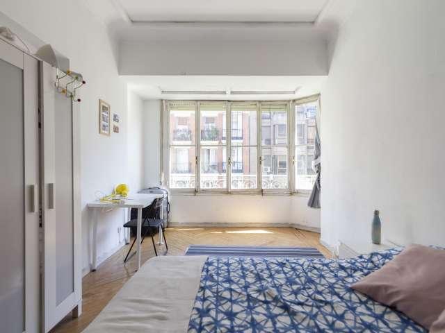 Habitación en piso de 9 habitaciones en alquiler en Gaztambide, Madrid