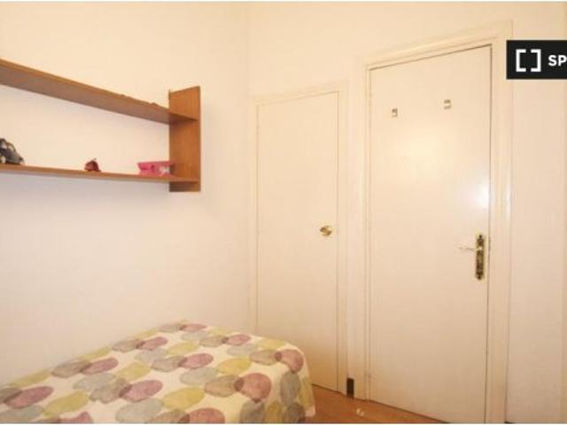 Habitación en piso de 9 habitaciones en Malasaña