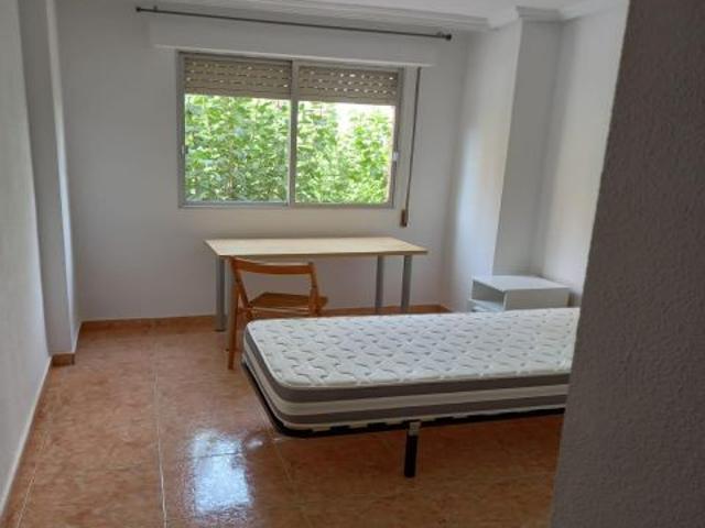 HABITACION EN PISO DE ESTUDIANTES DE 4 DORMITORIOS