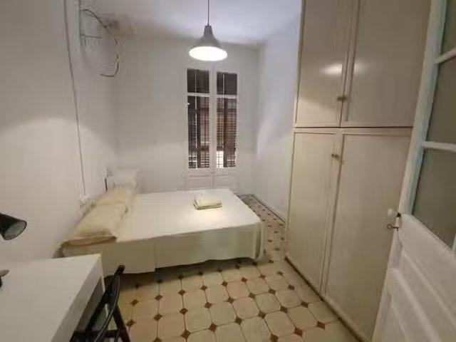 Habitación en Ronda de Sant Antoni, Ciutat Vella