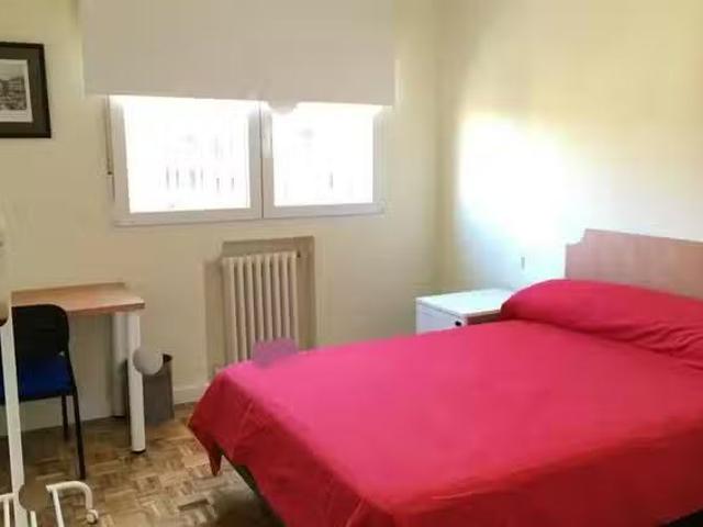 Habitación en Ronda de Valencia, Centro