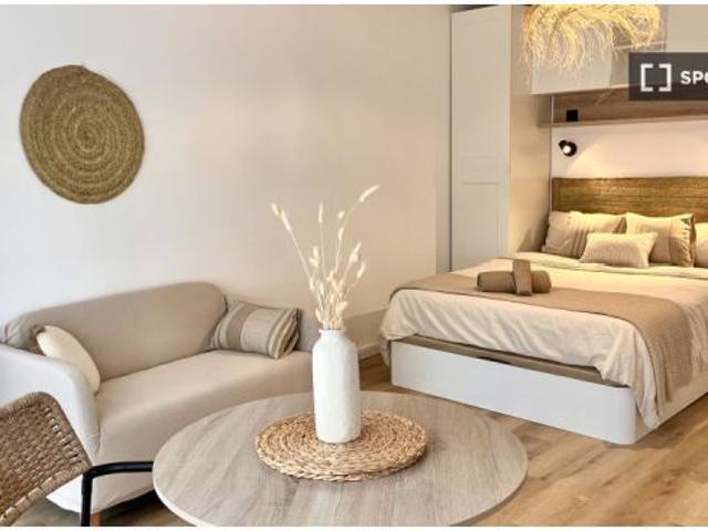 Habitación en un apartamento compartido de 3 habitaciones en alquiler en Foners