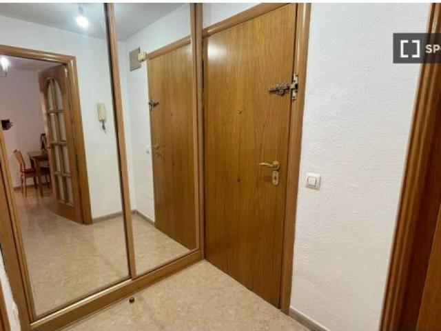 Habitación en un apartamento compartido de 3 habitaciones en alquiler en Palomeras Sureste, ideal pa