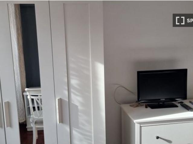 Habitación en un apartamento compartido de 3 habitaciones en alquiler en Txurdinaga
