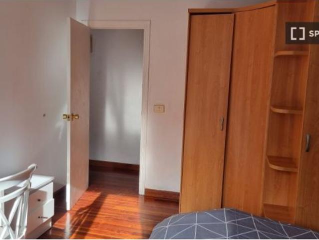 Habitación en un apartamento compartido de 3 habitaciones en alquiler en Txurdinaga