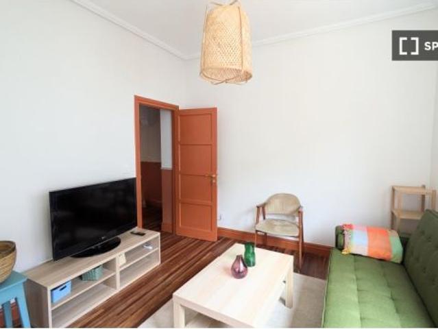 Habitación en un apartamento compartido de 3 habitaciones en alquiler en Uribarri