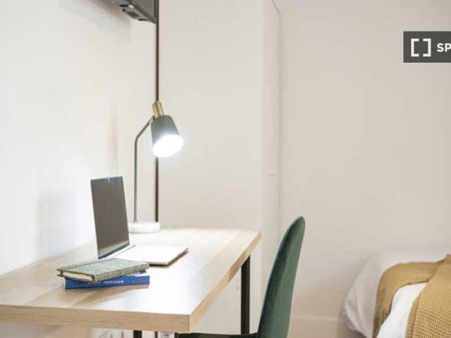 Habitación en un apartamento compartido de 16 habitaciones en alquiler en Sol